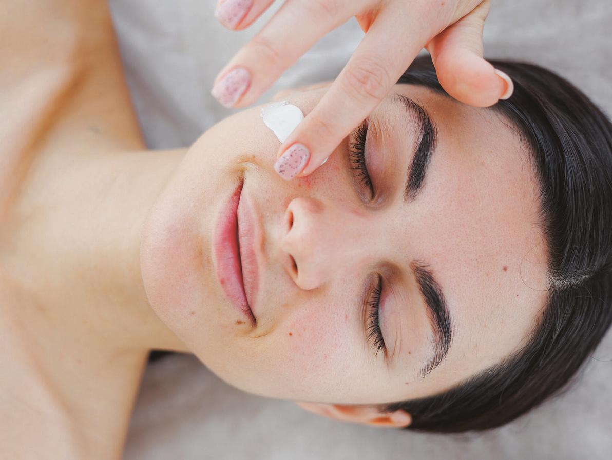 אישה עוברת טיפול פנים