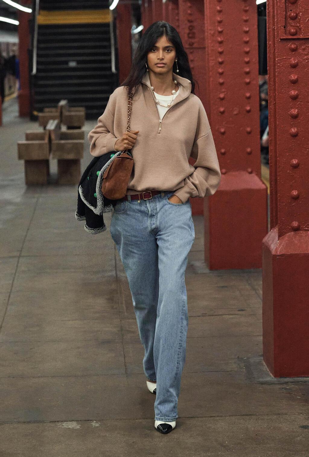 באביטה מנדבה בתצוגת Métiers d'art של שאנל ברכבת התחתית בניו יורק, 2025