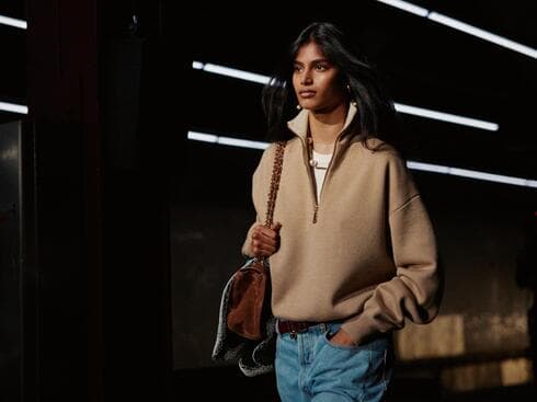 באביטה מנדבה מדגמנת בתצוגת Métiers d'art של שאנל ברכבת התחתית בניו יורק