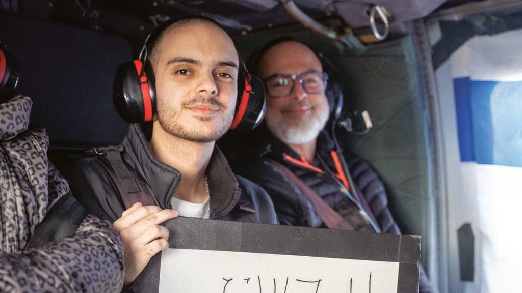 עומר עם אביו ביום השחרור מהשבי