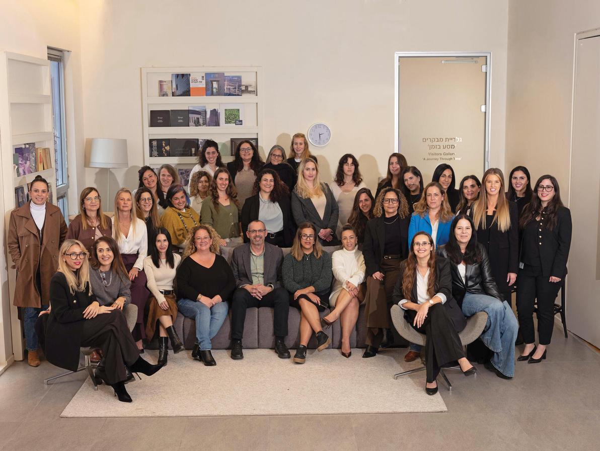 הצוות הנשי של שיכון ובינוי נדל"ן עם המנכ"ל אבישי קימלדורף (צילום: יובל חן) הצוות הנשי של שיכון ובינוי נדל"ן עם המנכ"ל אבישי קימלדורף