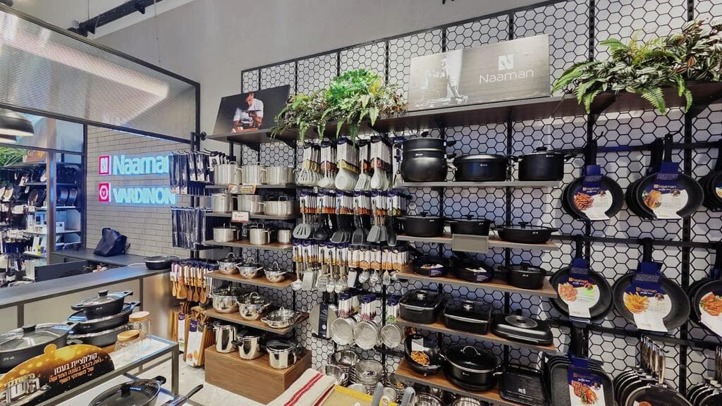 ממלחייה ומחבת ועד מצעים, מגבות ושטיחונים (צילום: גפן יוגב) חנות קונספט חדשה של מותגי נעמן ורדינון בקניון G כפר סבא