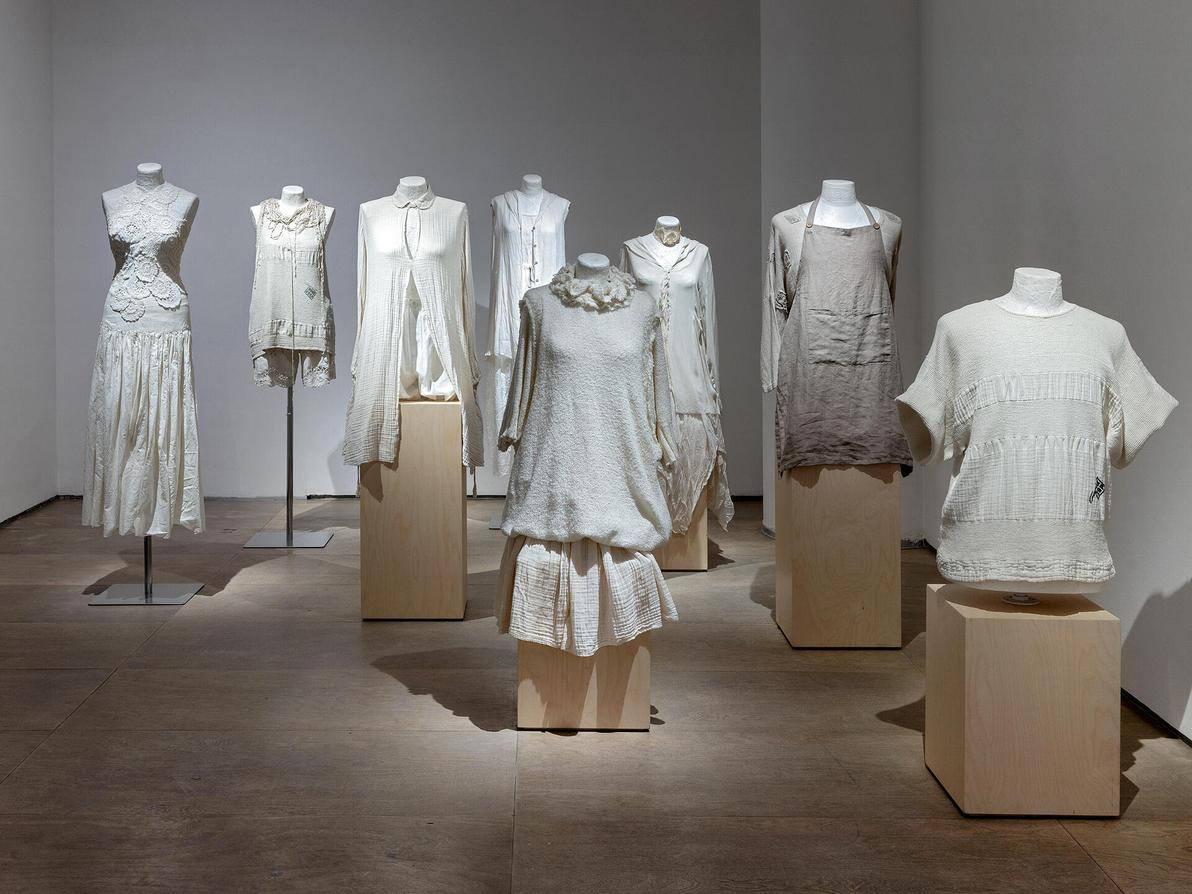 עיצובים של דורין פרנקפורט בתערוכה "פועלת אופנה"