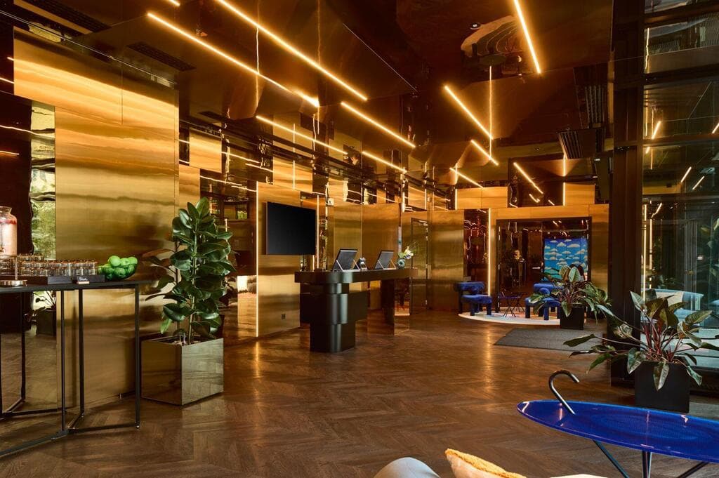 הכניסה והקבלה במלון קרדו בריסל, בעיצוב סער צפריר (צילום: Stijn Van Kerkhoven) הכניסה והקבלה במלון קרדו בריסל, בעיצוב סער צפריר