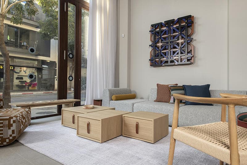 ריפודים, כריות וגם ספסלים וריהוט נוסף (צילום: איליה מלניקוב) החנות של שים אדרי