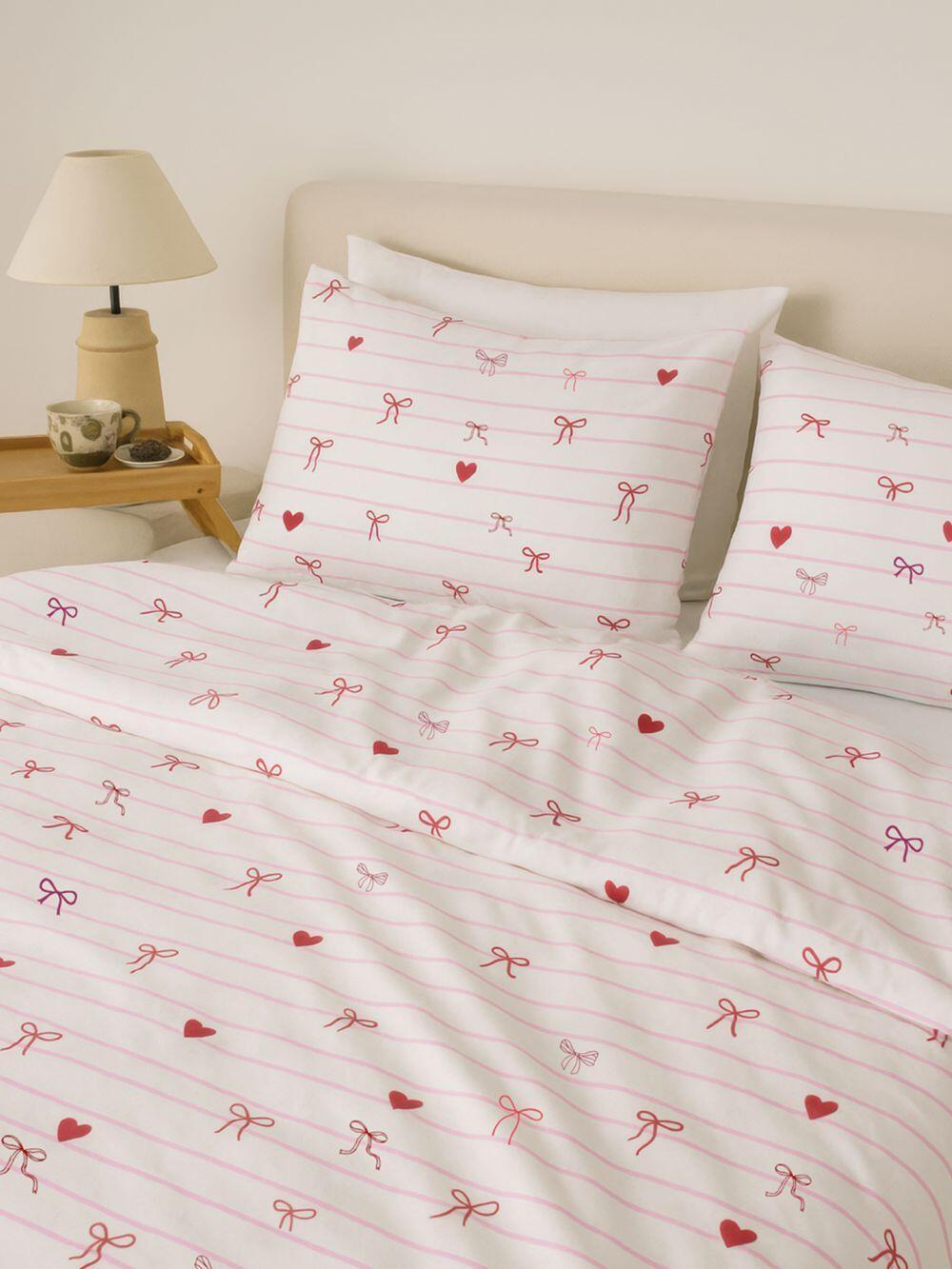 יש גם מצעי לבבות ופפיונים, קסטרו הום בקולקציה חדשה (צילום: מידן מור אלון) CASTRO HOME - סט מצעים זוגי לבבות ופפיונים