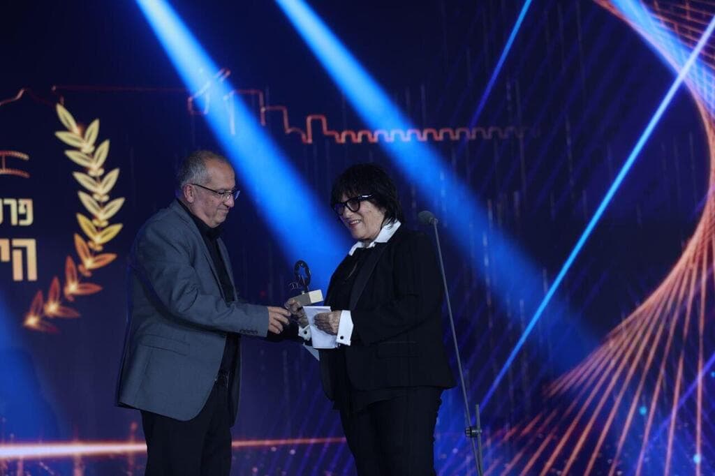 שמעון אלקבץ מעניק את הפרס לשולה שפיגל בטקס פרסי הקולנוע הממלכתי