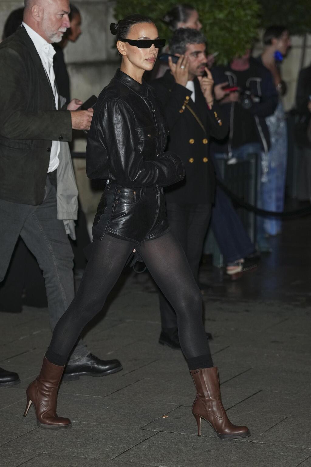 אירינה שייק בתצוגת אביב-קיץ 2025 של סקיאפרלי