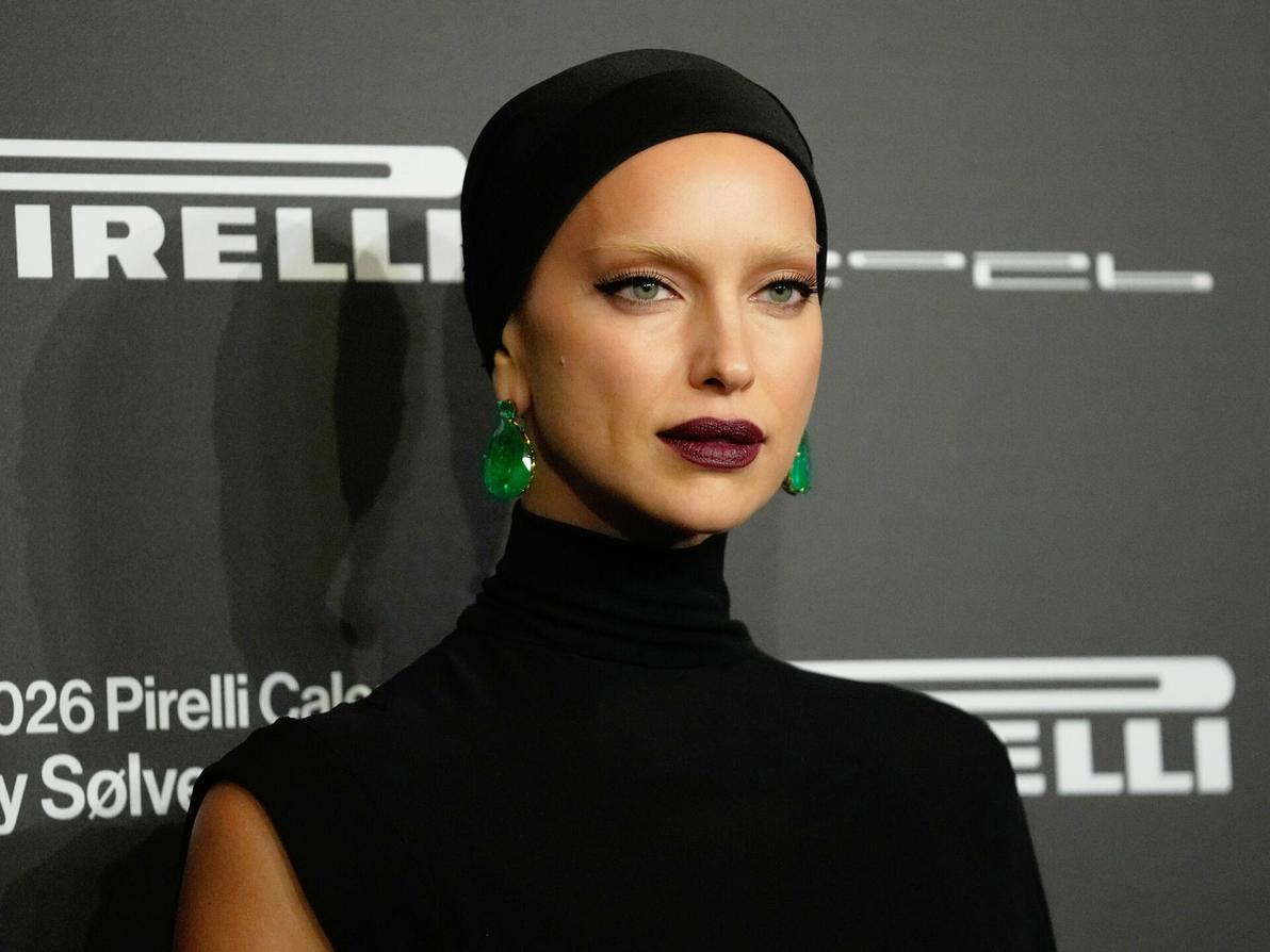 אירינה שייק בהשקת לוח השנה של פירלי לשנת 2026