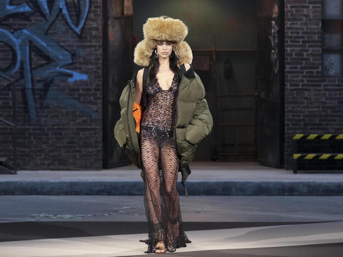 אירינה שייק בתצוגת סתיו-חורף 2025-26 של דיסקוורד