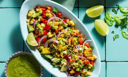 סלט תירס ואבוקדו ברוטב כוסברה