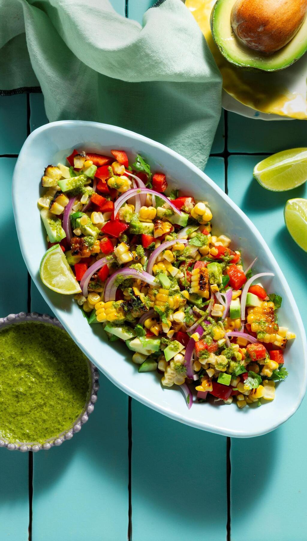 סלט תירס ואבוקדו ברוטב כוסברה