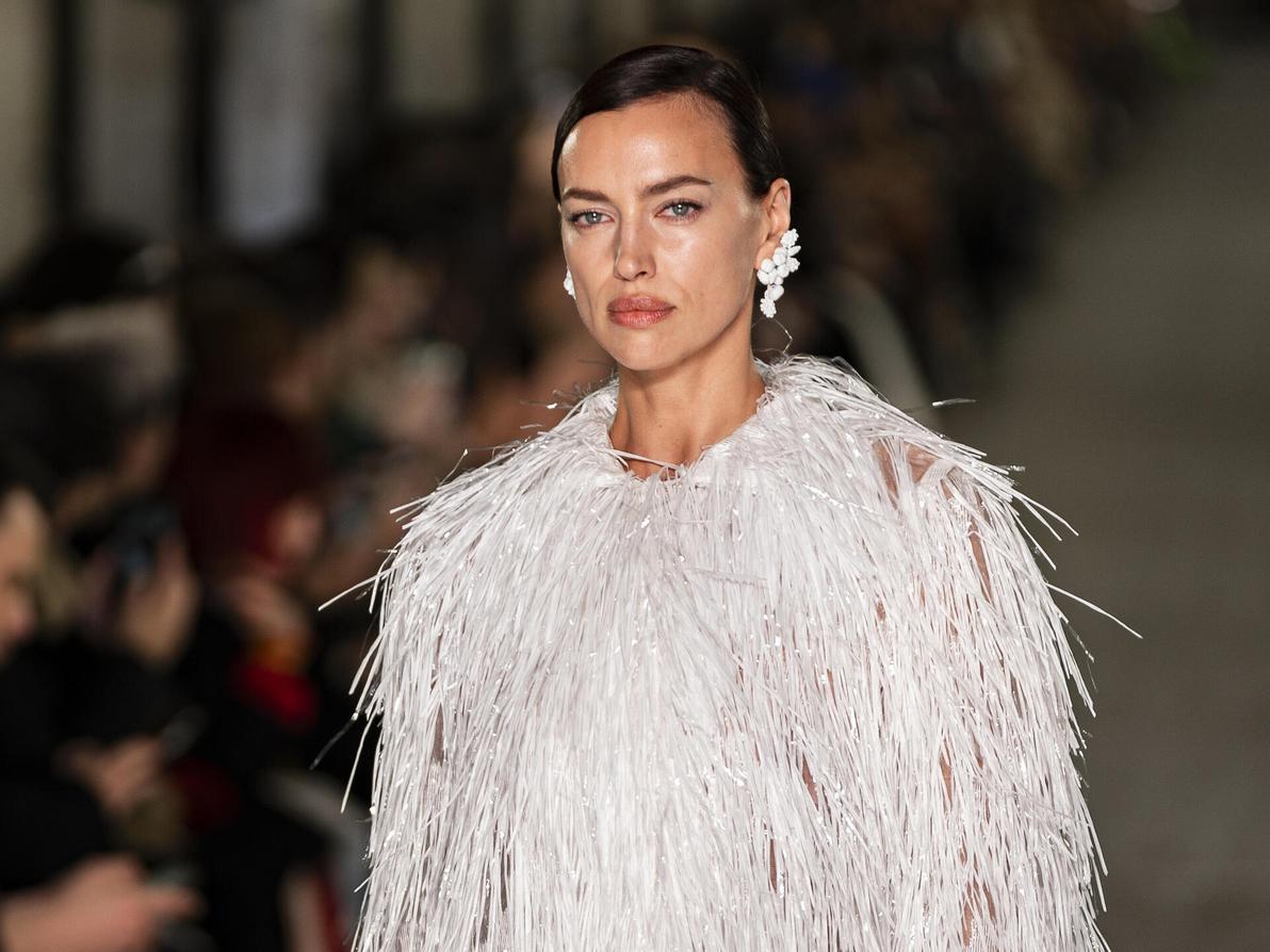 אירינה שייק בתצוגת סתיו-חורף 2024-25 של טורי בורץ'