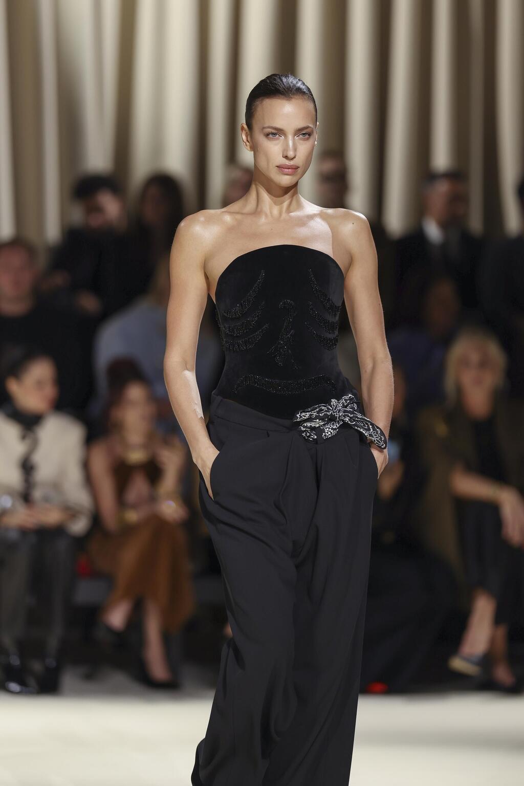 אירינה שייק בתצוגת סתיו-חורף 2024-25 של סקיאפרלי