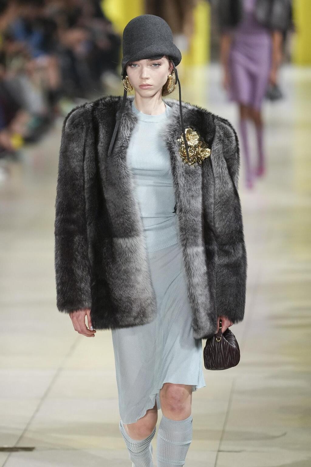 תצוגת סתיו-חורף 2025-26 של מיו מיו