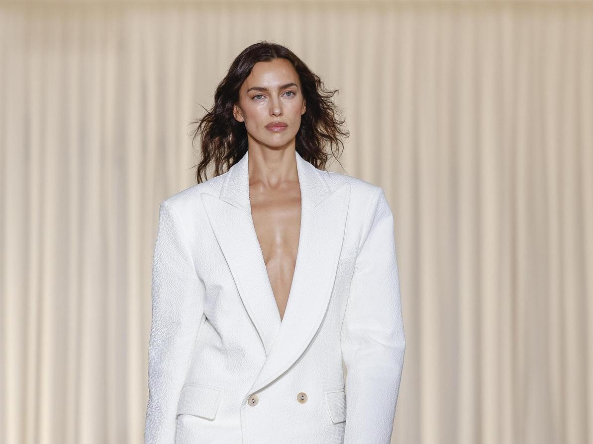 אירינה שייק בתצוגת אביב-קיץ 2025 של ויויאן ווסטווד