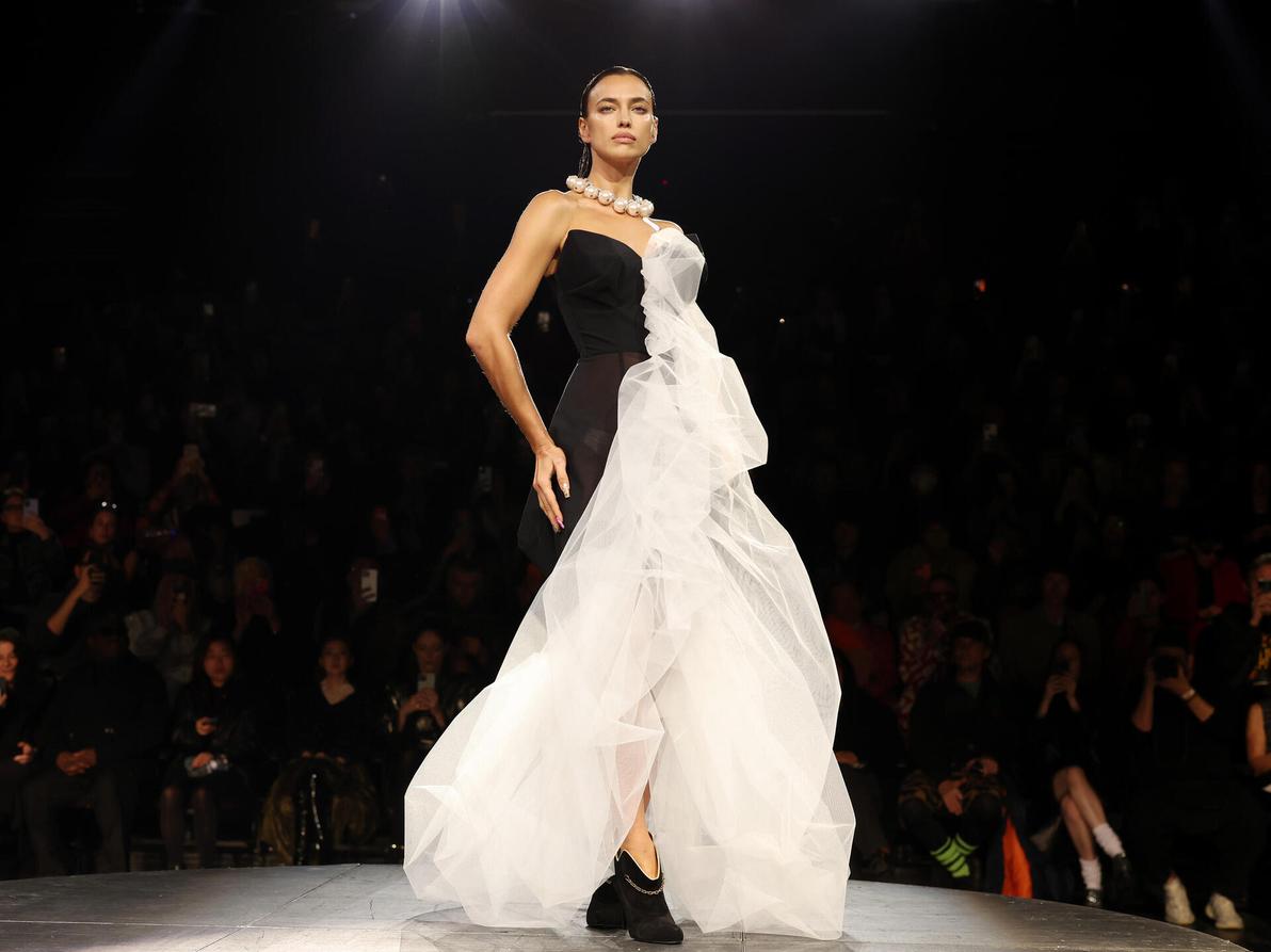אירינה שייק בתצוגת אביב-קיץ 2023 של ויויאן ווסטווד