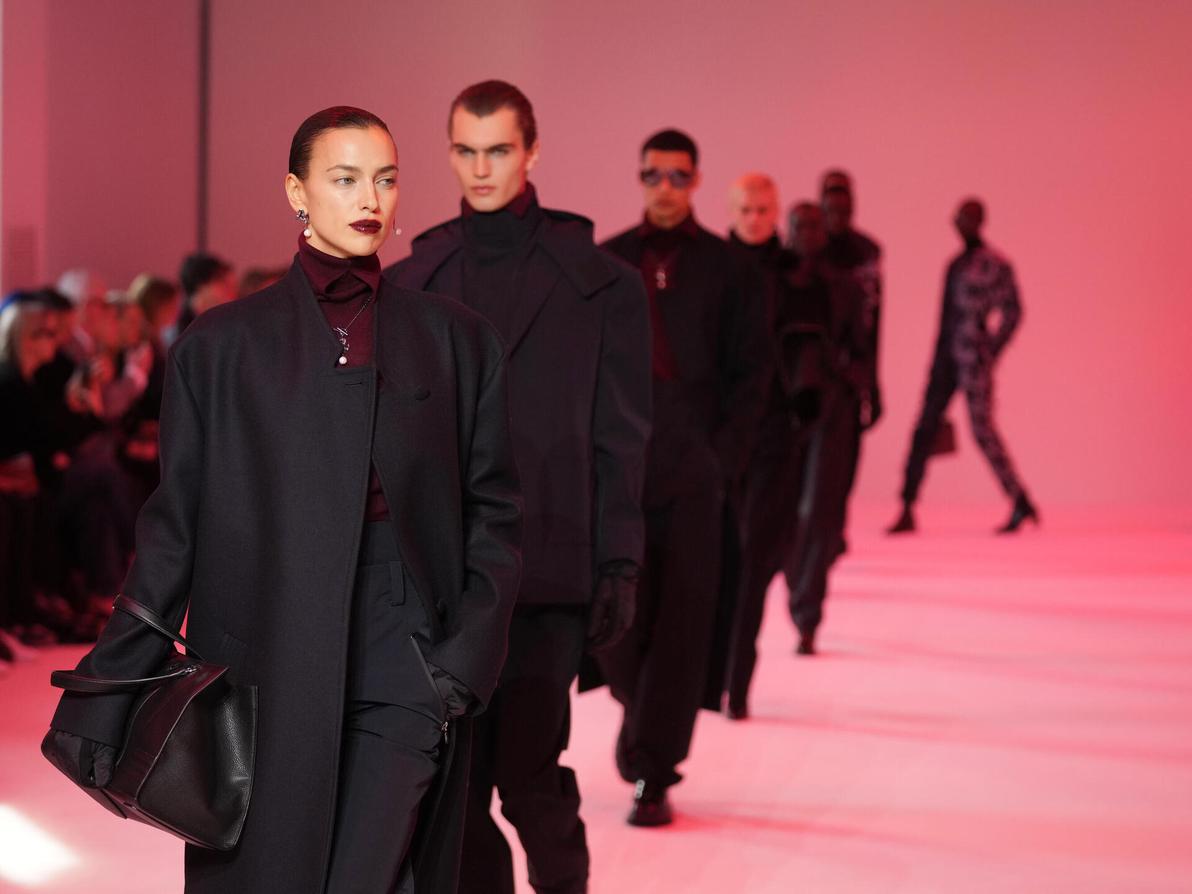 אירינה שייק בתצוגת סתיו-חורף 2023-24 של פרארי
