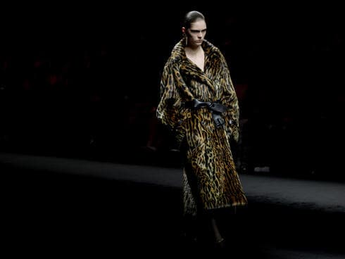 מעיל מנומר בתצוגת סתיו-חורף 2025-26 של רוברטו קוואלי