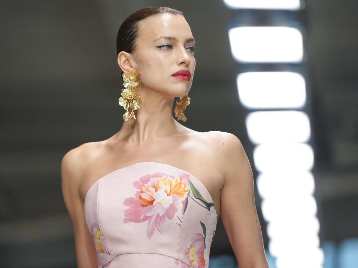 אירינה שייק בתצוגת סתיו-חורף 2024-25 של קרולינה הררה