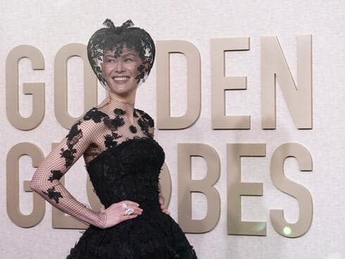 מעדיפה מראות בלתי צפויים. רוזמונד פייק בטקס גלובוס הזהב