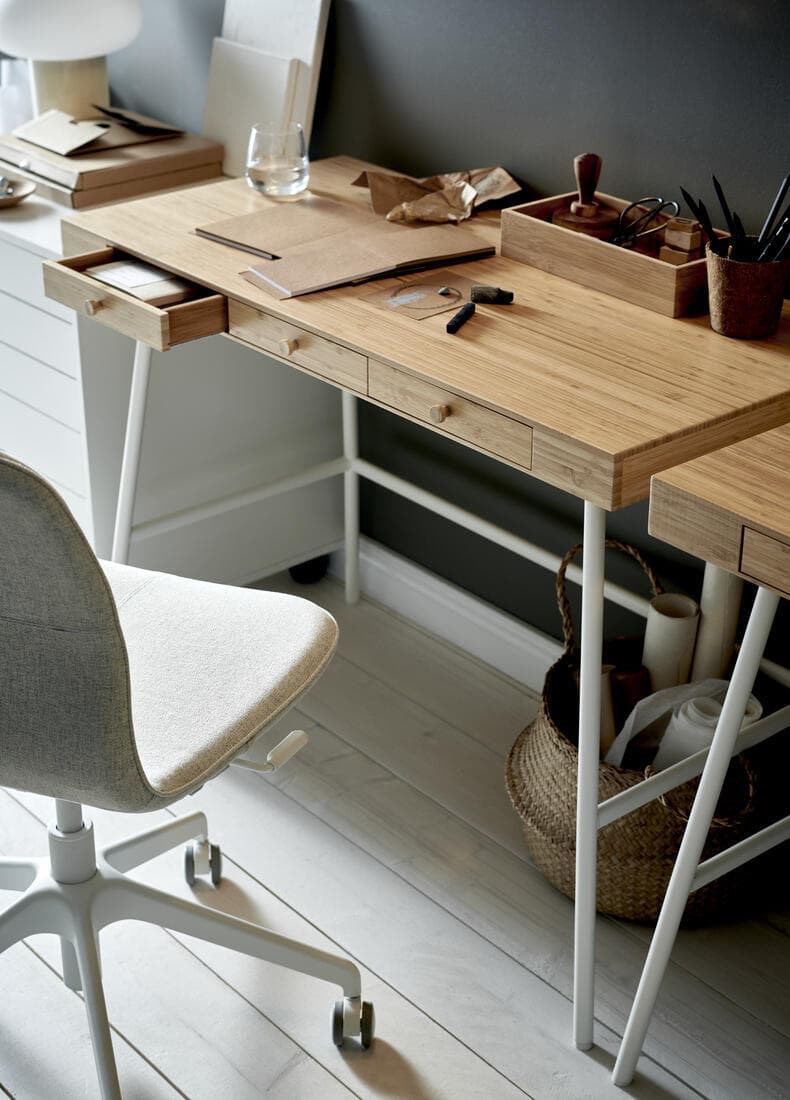 שולחן כתיבה LILLASEN מחיר סייל 495 שקל (צילום: סטודיו איקאה) שולחן כתיבה LILLASEN מחיר סייל 495 שח איקאה