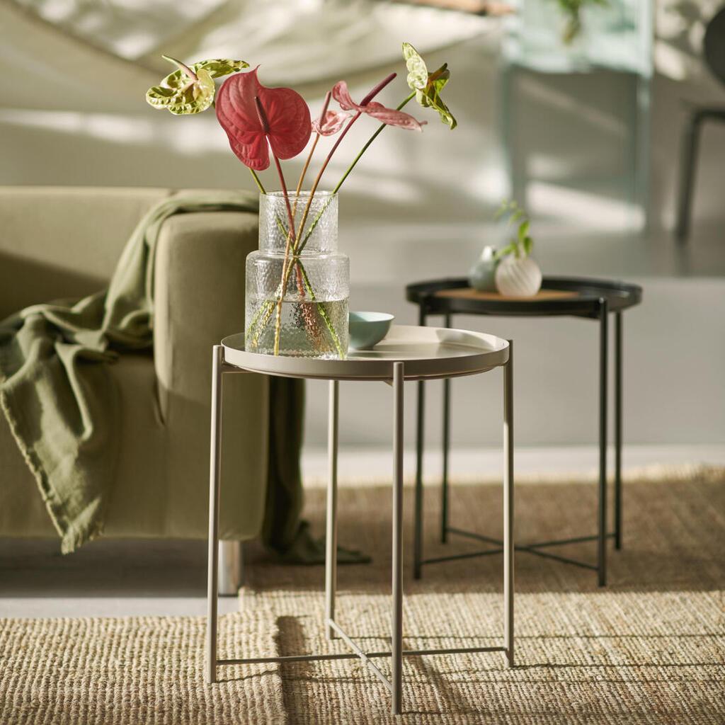 שולחן צד GLADOM במחיר 69 שקל (צילום: סטודיו איקאה) שולחן צד GLADOM מחיר סייל 69 שח איקאה