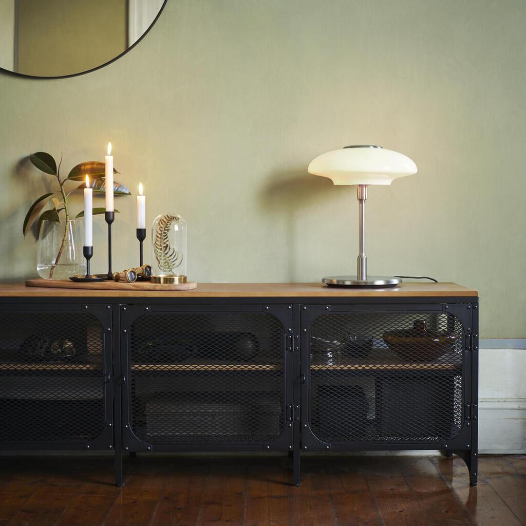 שידת טלויזיה FJALLBO במראה תעשייתי צעיר, 595 שקל איקאה (צילום: סטודיו איקאה) שידת טלויזיה FJALLBO מחיר סייל 595 שח איקאה