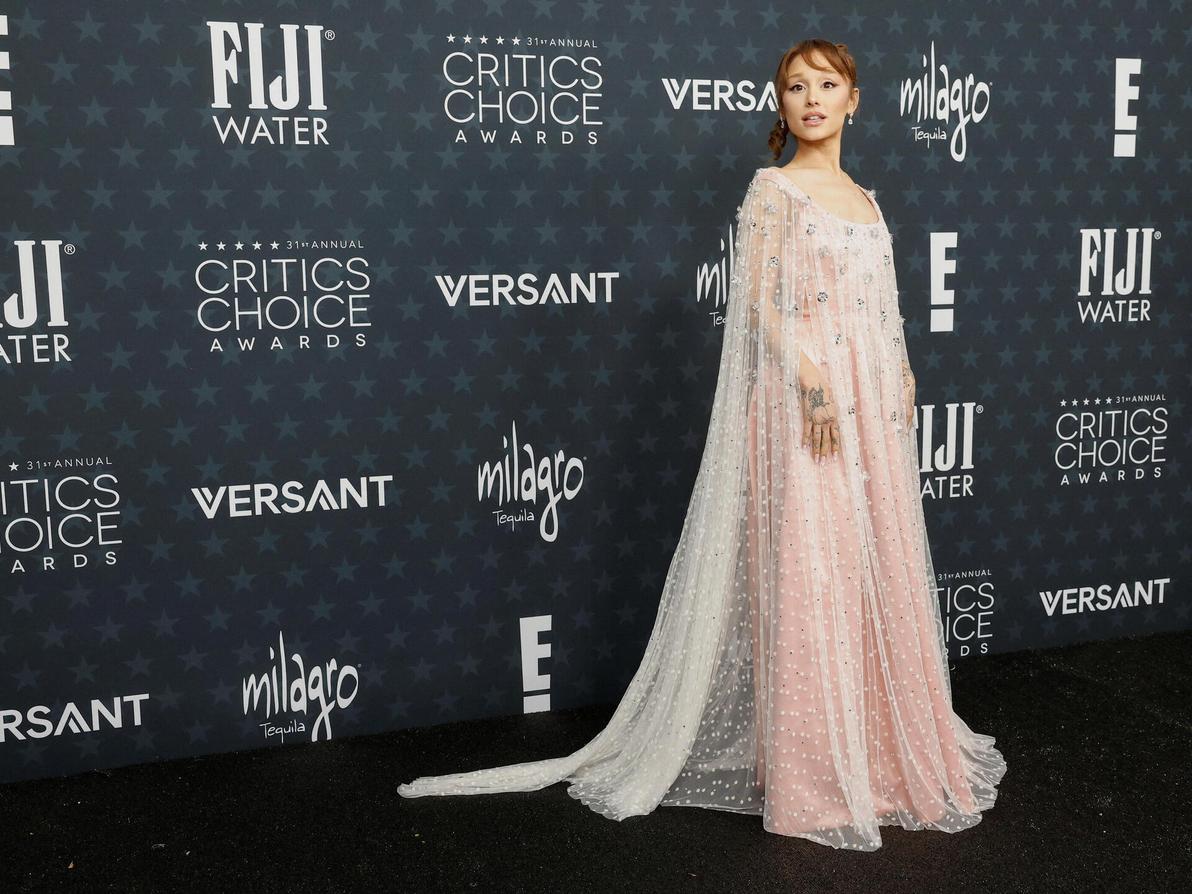 מתחילה את עונת הטקסים של 2026 ברגל שמאל. אריאנה גרנדה בטקס פרסי המבקרים (צילום: REUTERS/Caroline Brehman) אריאנה גרנדה בטקס פרסי המבקרים, 2026