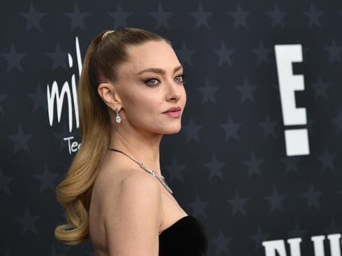 אמנדה סייפריד פותחת את עונת השטיחים האדומים בטקס פרסי המבקרים, 2026