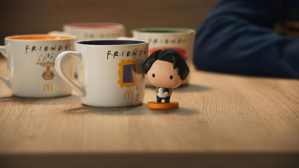מקדונלד'ס משיקה ארוחות הסדרה חברים עם ספלים מעוצבים במתנה