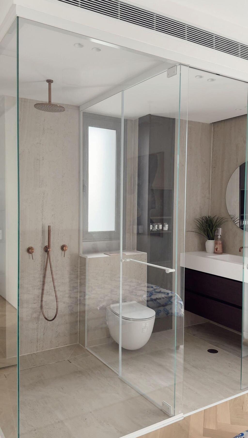 חדר הרחצה בחדר השינה (צילום: ירדן גלולה) הדירה החדשה של עדי הימלבלוי