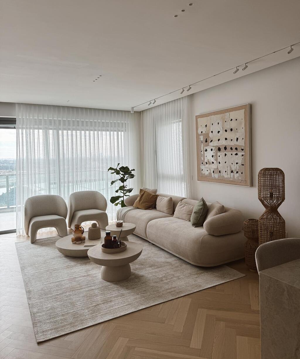 הספה הנמוכה לצד כורסאות בעלות נפח מעוגל. הסלון בדחרה החדשה של עדי הימלבלוי (צילום: ירדן גלולה) הדירה החדשה של עדי הימלבלוי