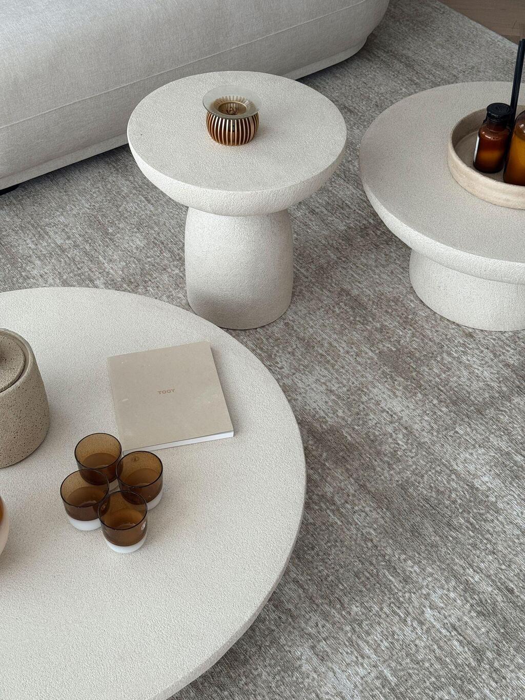 שולחנות אבן מעוגלים לתחושת זרימה (צילום: ירדן גלולה) הדירה החדשה של עדי הימלבלוי