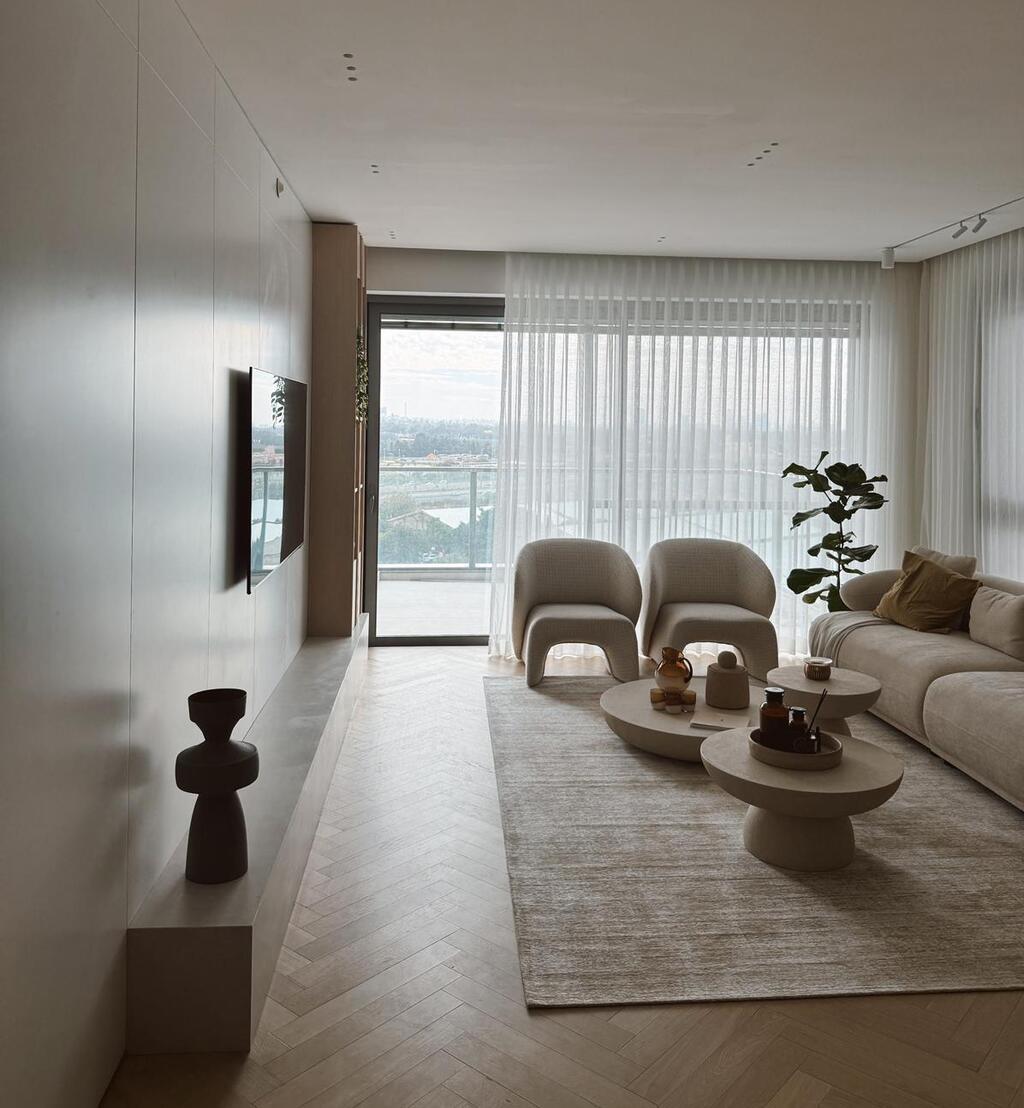 יציאה למרפסת מהסלון הממוסגר בווילונות רכים בהירים (צילום: ירדן גלולה) הדירה החדשה של עדי הימלבלוי