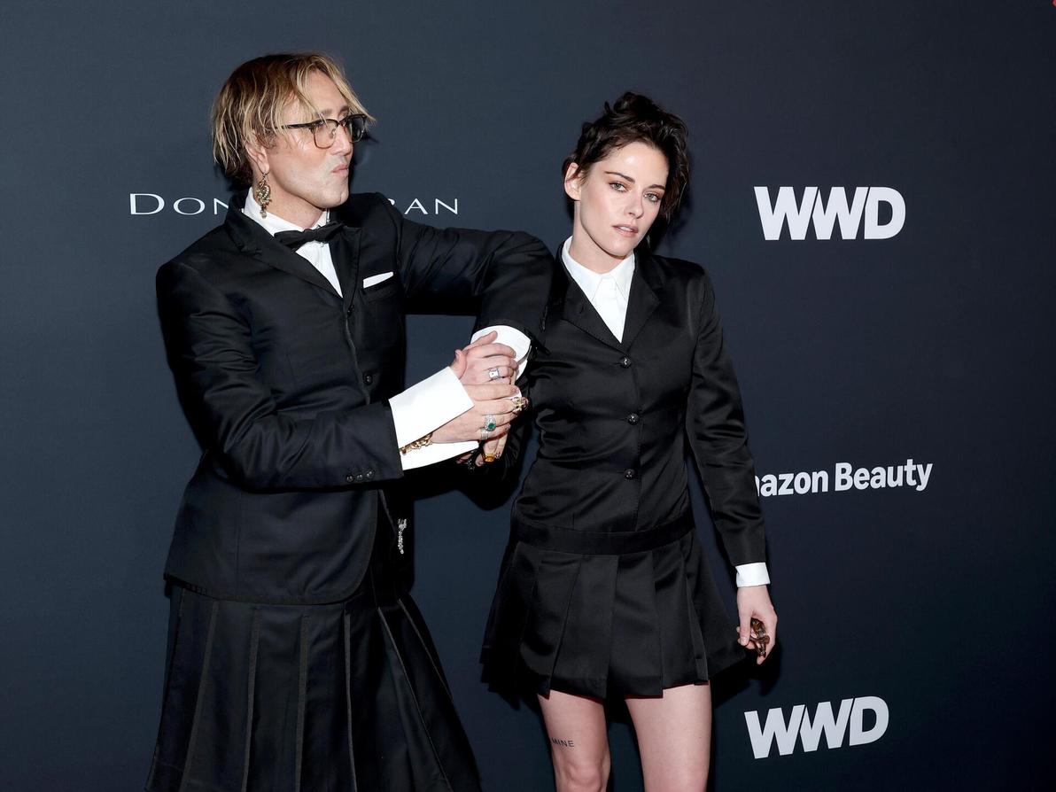 קריסטן סטיוארט ואדיר אברג'יל בטקס פרסי הסטייל של WWD ל-2026