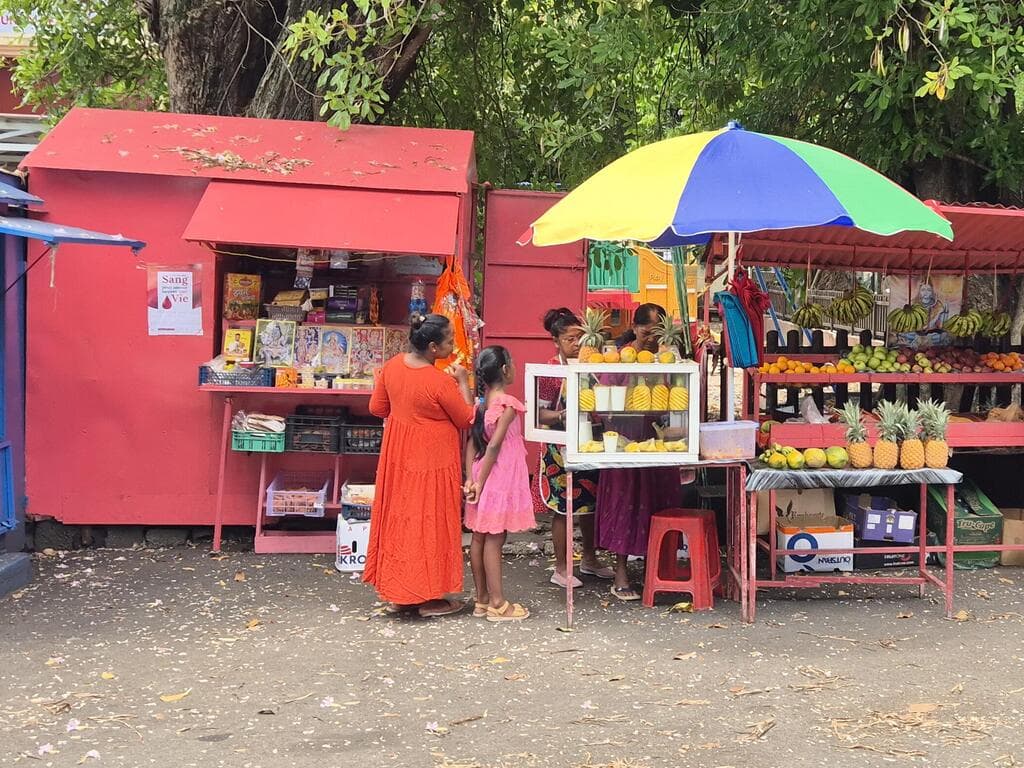 אננס, ליצ'י וחלב קוקוס היישר מהאגוז. דוכן רחוב לצד הדרך