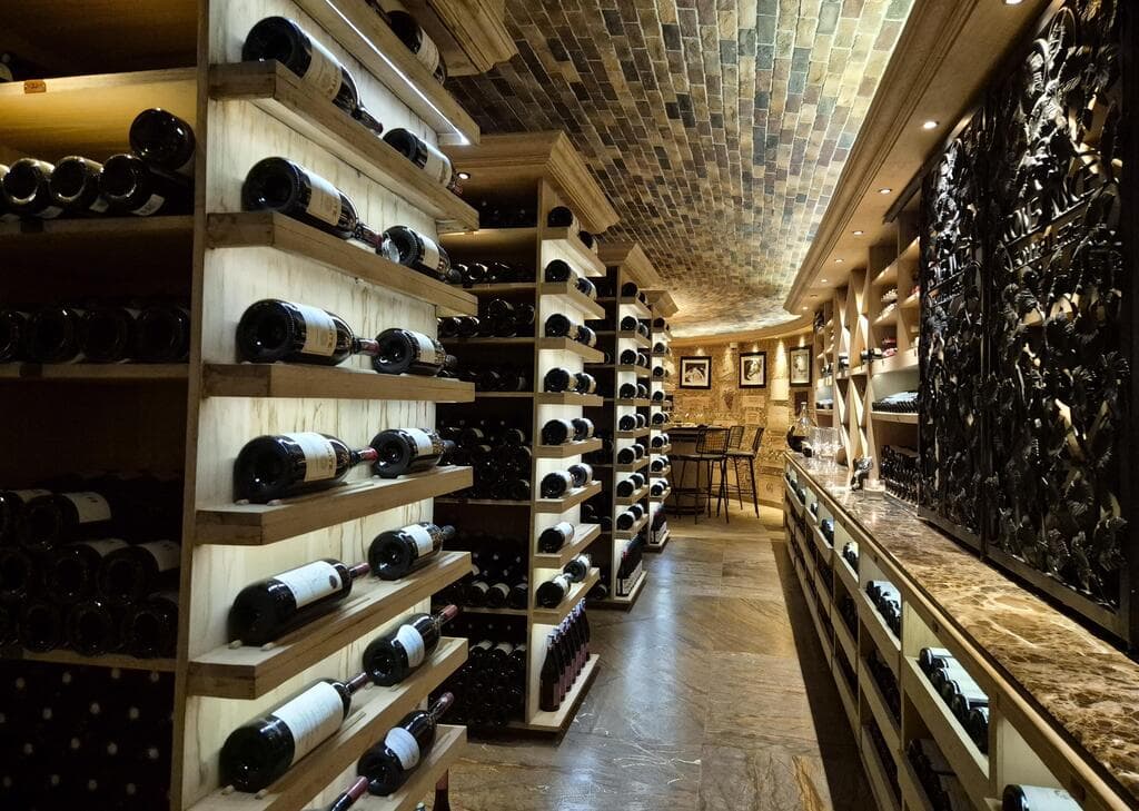 25,000 בקבוקים ממאות יקבים. מרתף היין במלון Prince Maurice