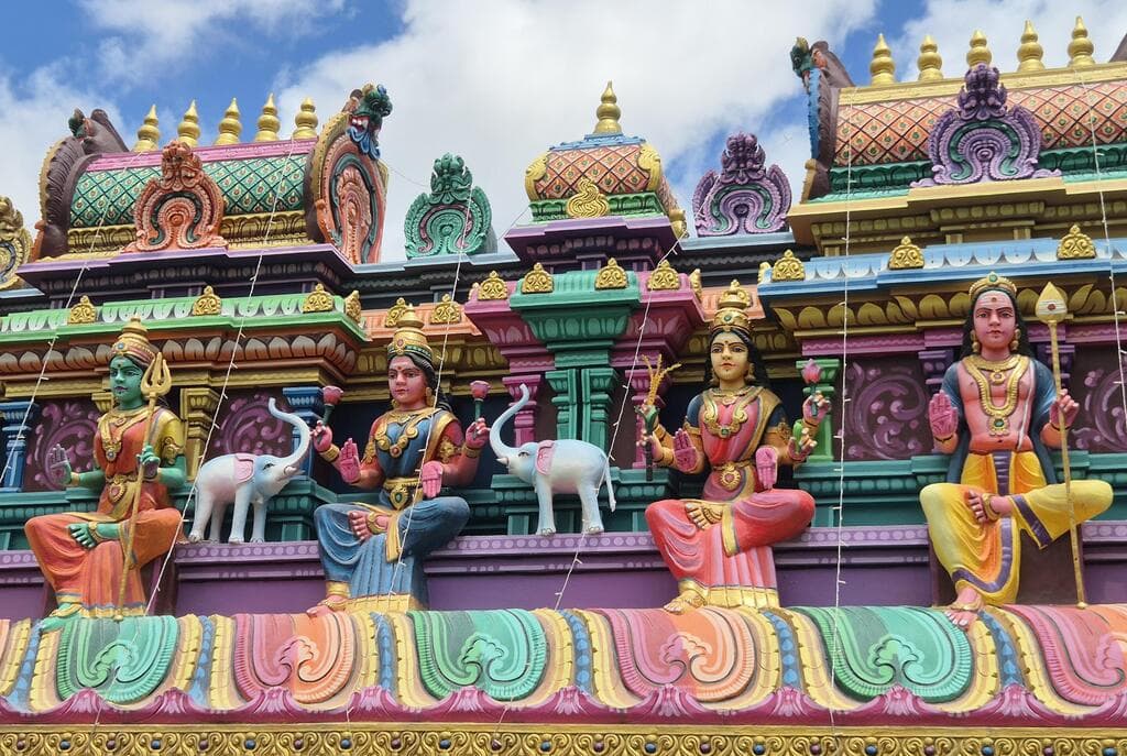 מאוריציוס, מקדש הינדי. 48% מתושבי האי הם צאצאי מהגרים מהיבשת ההודית