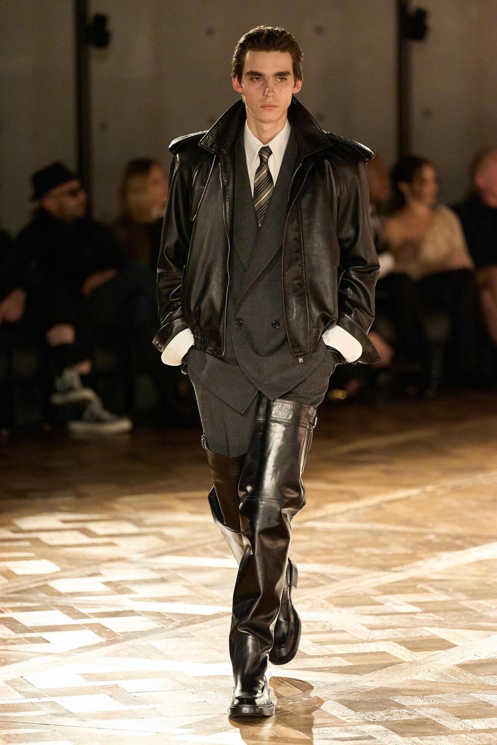 תצוגת סתיו-חורף 2025-26 לגברים של סן לורן