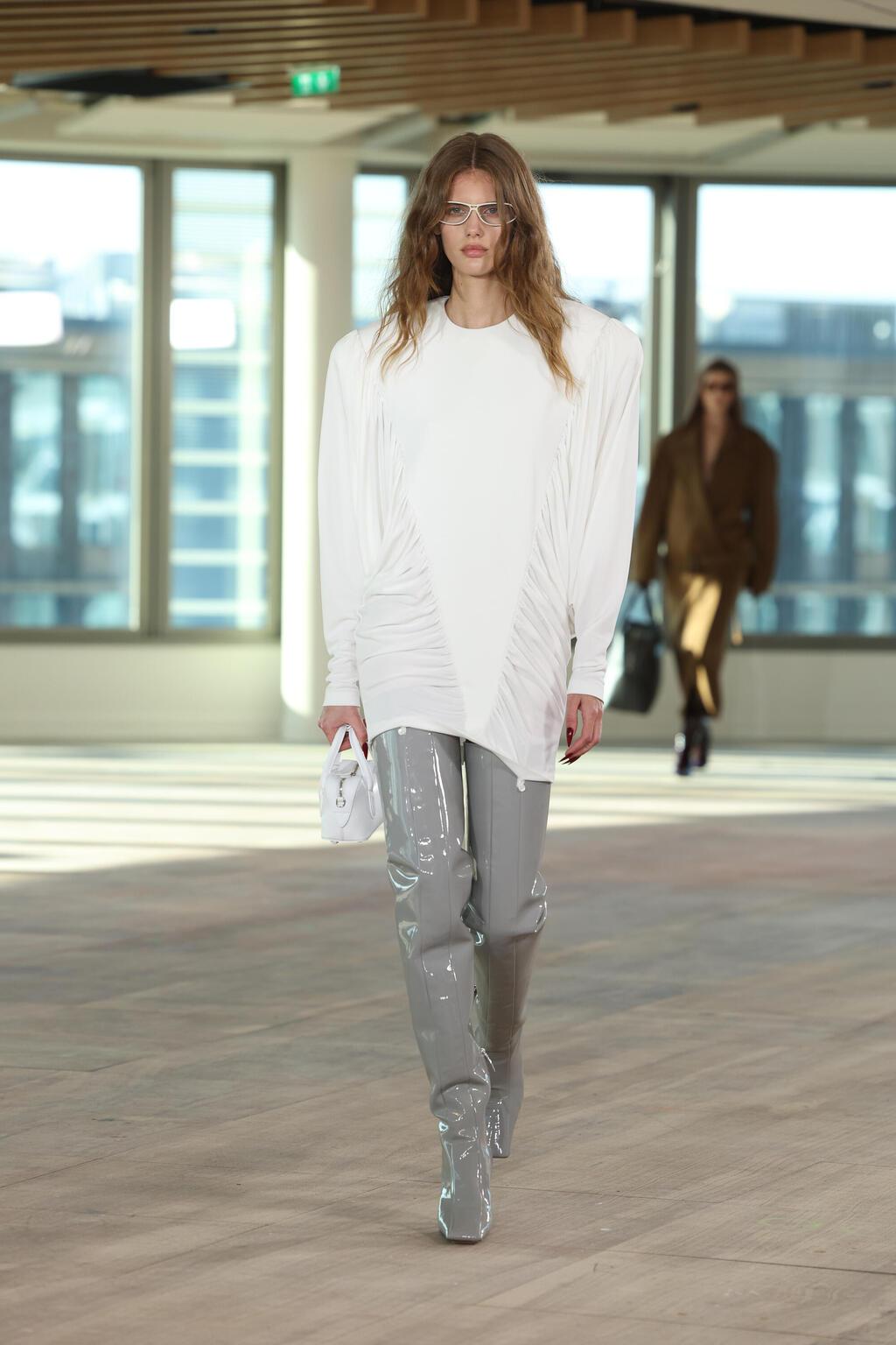 תצוגת סתיו-חורף 2025-26 לנשים של סטלה מקרטני