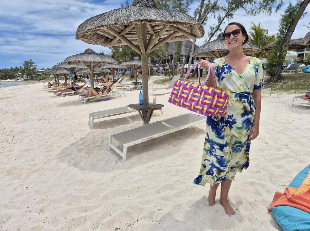 בחוף של מלון C Mauritius. ארוחת הצוהריים מגיעה