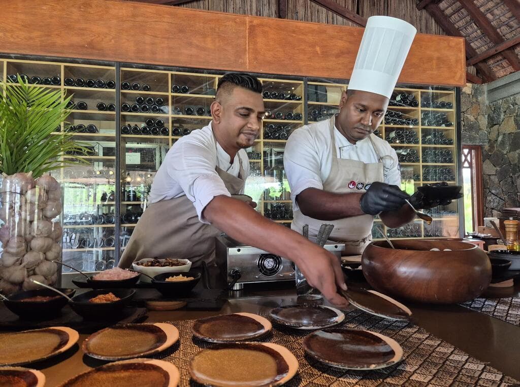 שווה להשקיע בסדנאות, כמו זו, של אוכל מקומי. מלון Belle Mare Plage