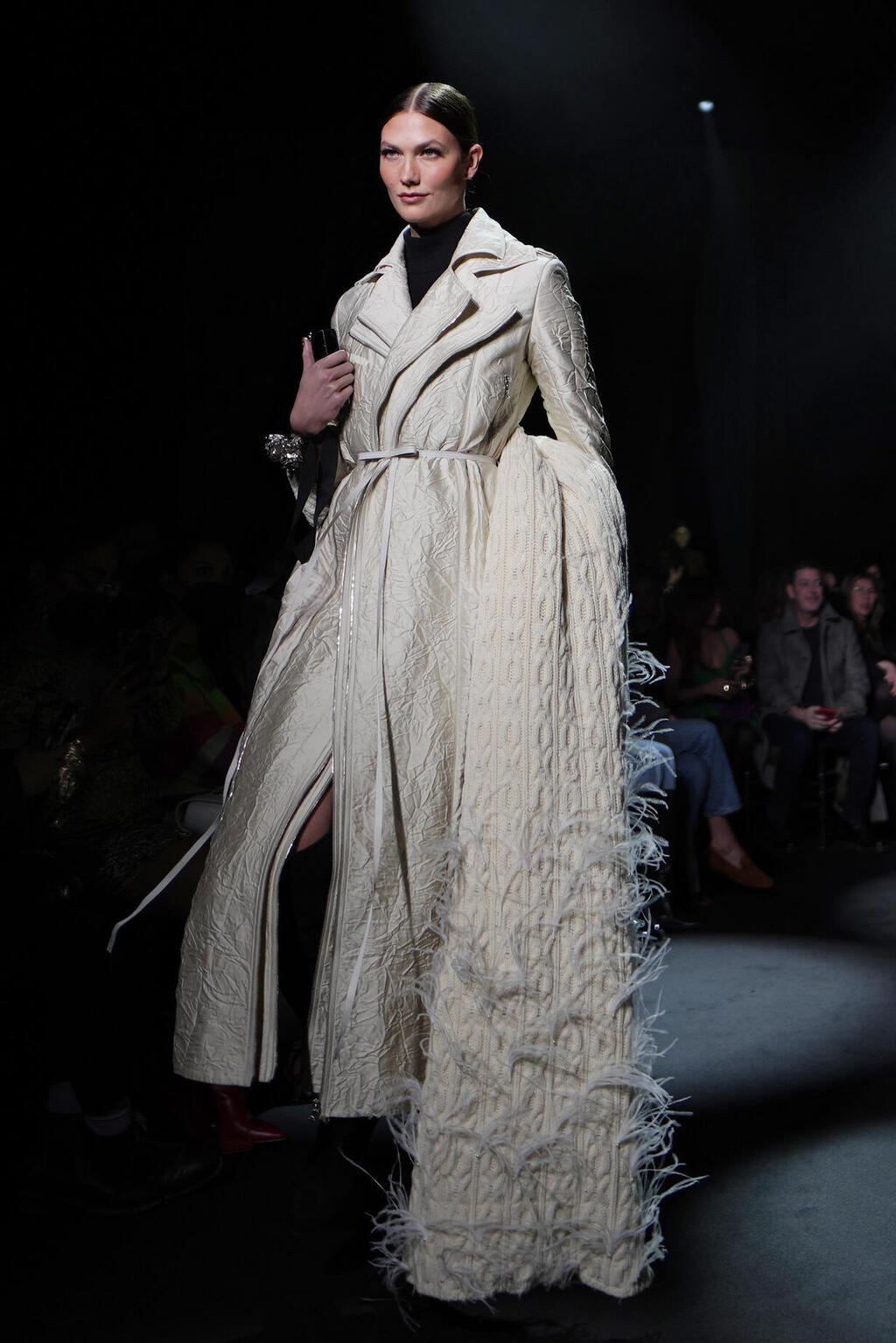 קרלי קלוס בתצוגת סתיו-חורף 2022-23 של ברנדון מקסוול