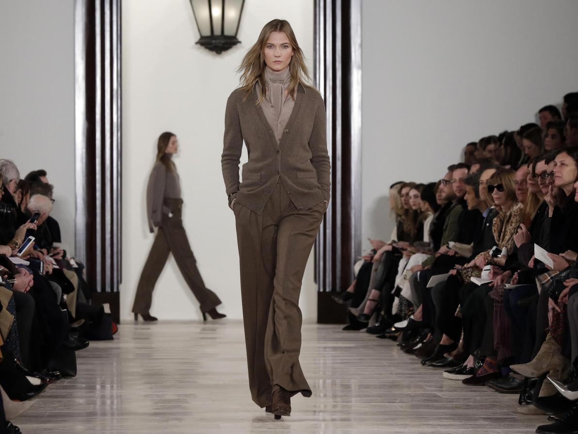 קרלי קלוס בתצוגת סתיו-חורף 2016-17 של ראלף לורן