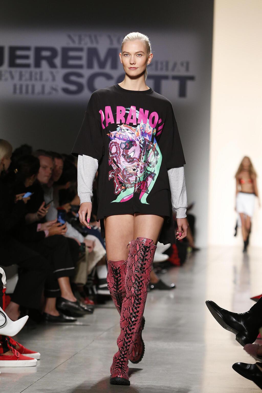 קרלי קלוס בתצוגת אביב-קיץ 2018 של ג'רמי סקוט