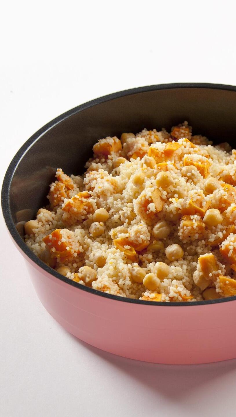 תבשיל קוסקוס, חומוס ובטטה (צילום: יוסי סליס, סגנון: נטשה חיימוביץ') תבשיל קוסקוס, חומוס ובטטה