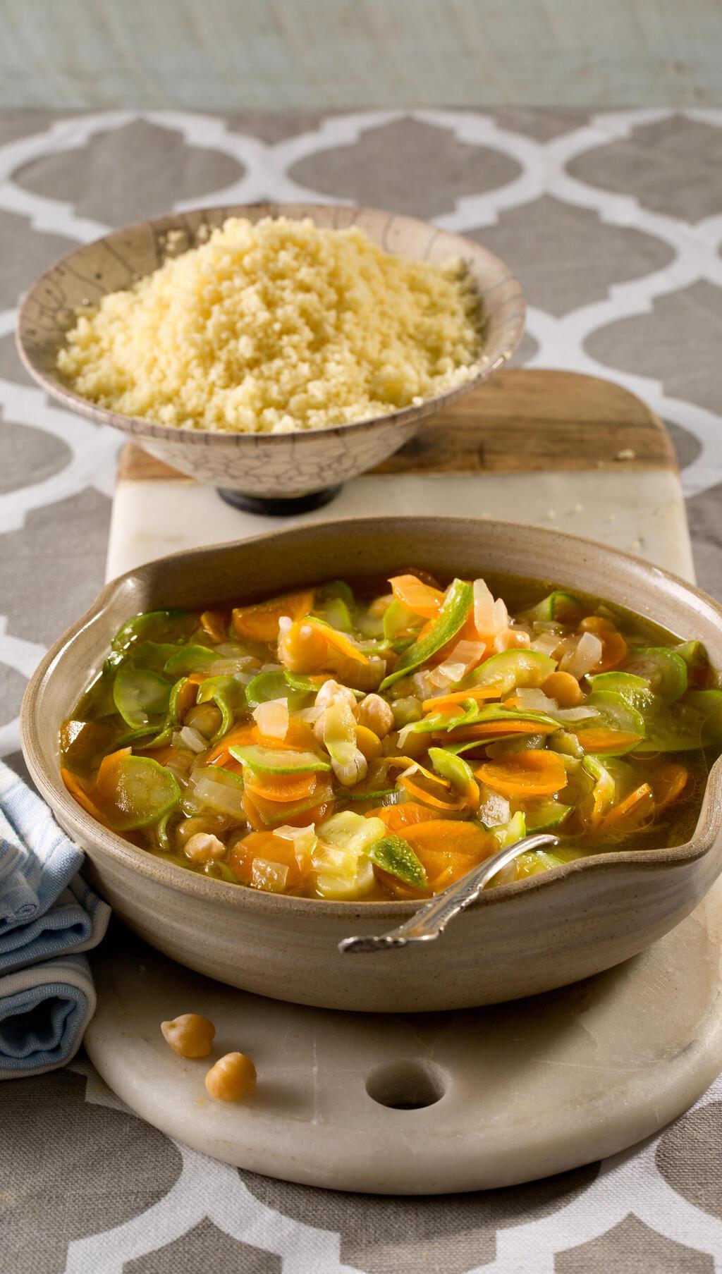 קוסקוס ומרק ירקות (צילום: בועז לביא, סגנון: נעה קנריק) קוסקוס ומרק ירקות