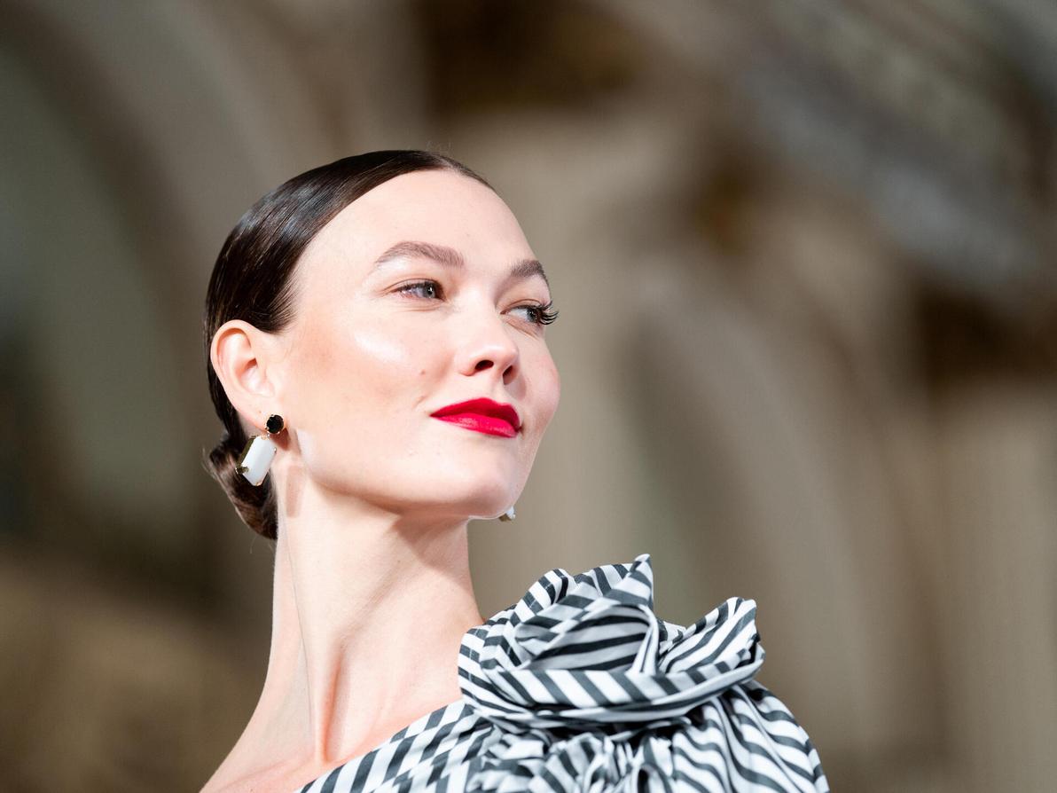 קרלי קלוס בתצוגת סתיו-חורף 2022-23 של קרולינה הררה