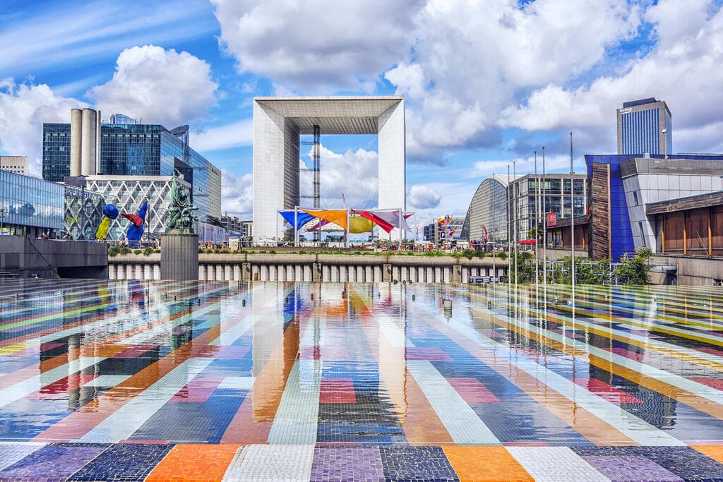 La Defense בפריז עם בריכה ובה פסיפס ססגוני של יעקב אגם (צילום: Marina Datsenko, shutterstock) Grand Arche, the central building of district La Defense in Paris